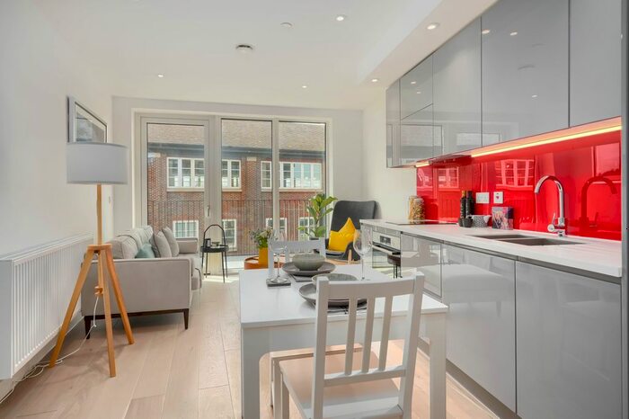 1 Bedroom Flat To Rent In Station Road North, Egham, TW20