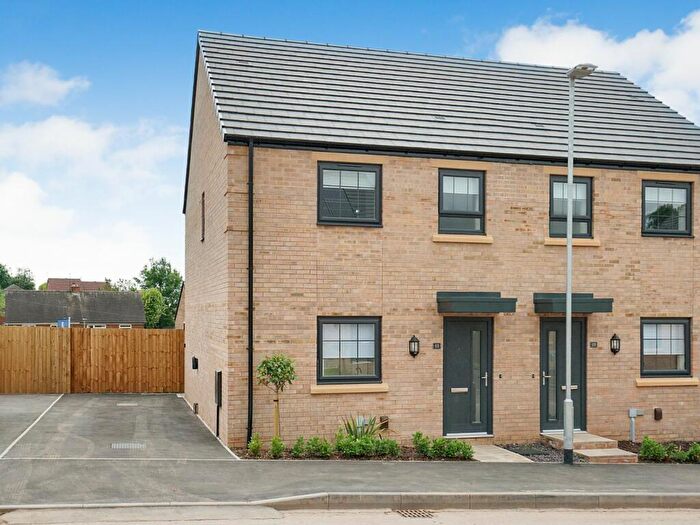 3 Bedroom Semi-Detached House To Rent In Lincoln Drive, Gedling, Nottingham, Nottinghamshire, NG4