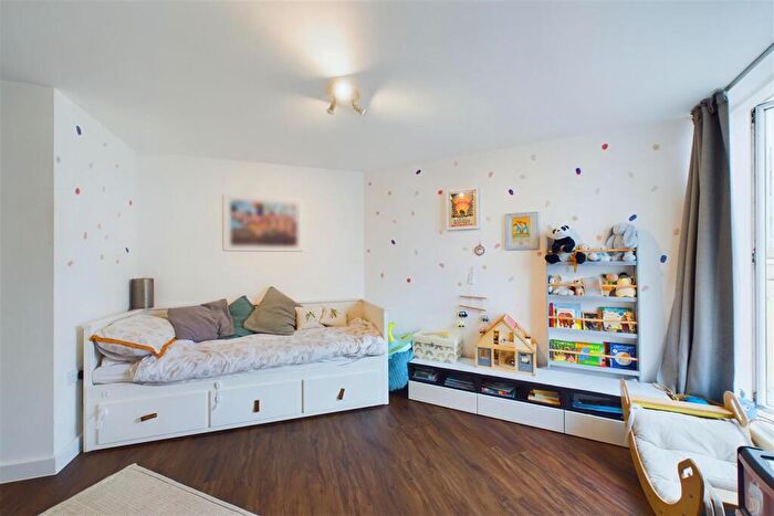 2 Bedroom Flat For Sale In Giverny House, Water Gardens Square, London, SE16
