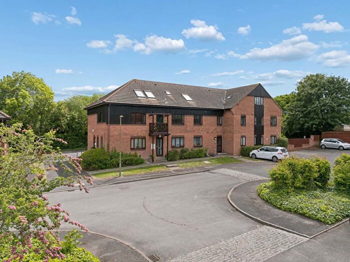2 Bedroom Flat For Sale In Roebuck Court, Didcot, OX11