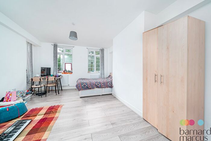 3 Bedroom Flat To Rent In Waverley Grove, London, N3