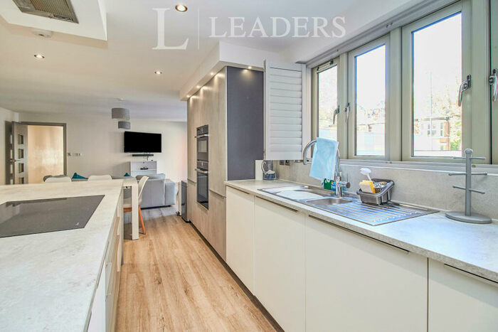3 Bedroom Flat To Rent In Park Edge, The Park, NG7