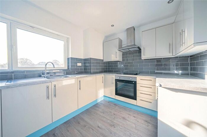 3 Bedroom Flat To Rent In Hurst Street, London, SE24