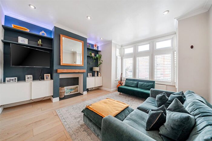 2 Bedroom Flat For Sale In Knollys Road, London, SW16