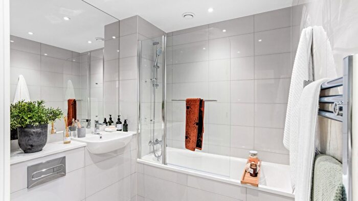 3 Bedroom Flat For Sale In Mary Neuner Road, Haringey, North London, N8