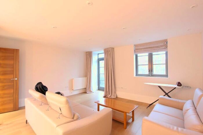 2 Bedroom Flat To Rent In Crown Drive, Farnham Royal, Slough SL2