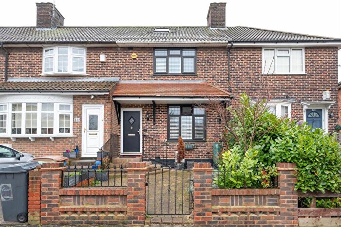 3 Bedroom Terraced House For Sale In Manor Farm Drive, Chingford, E4