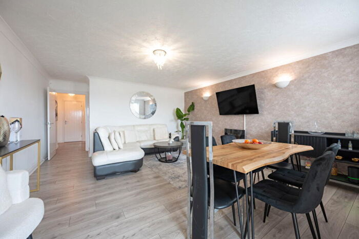 2 Bedroom Flat To Rent In Riverside Court, Quayside Road, Southampton, SO18