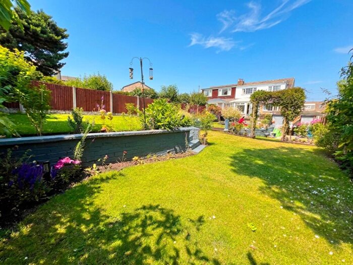 4 Bedroom Semi-Detached House For Sale In Shannon Road, Brighouse, HD6