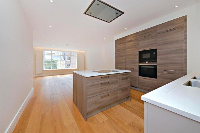 2 Bedroom Apartment To Rent In Beechcroft Avenue, Golders Green, London, NW11