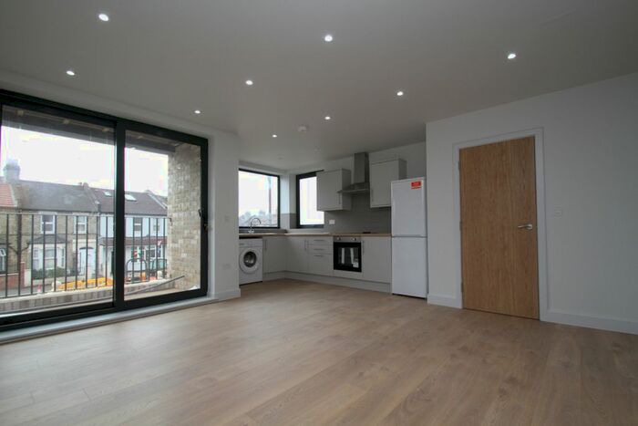 2 Bedroom Flat To Rent In Chingford Road, London, E17