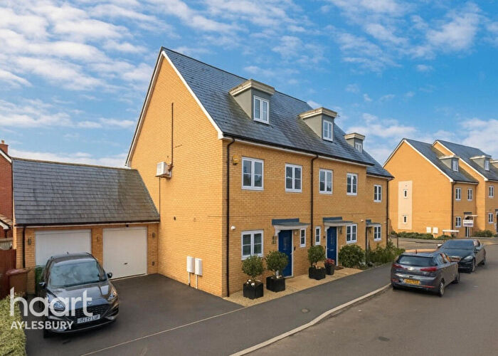 3 Bedroom Semi Detached House For Sale In D'arcy Close, Aylesbury, HP18