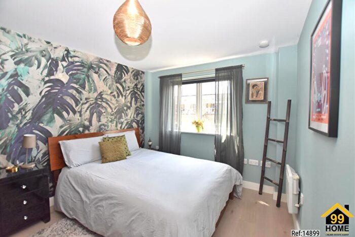 1 Bedroom Apartment For Sale In Oakleigh Court, London, Greater, N1