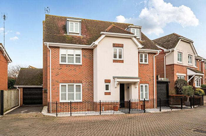 5 Bedroom Detached House For Sale In Myllers Lond, Hook, Hampshire, RG27