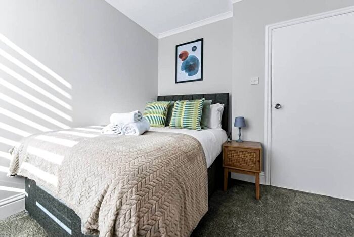 1 Bedroom Flat To Rent In Old Kent Road, London, SE15