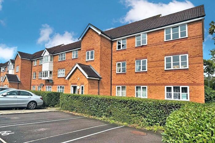 2 Bedroom Flat For Sale In Aspen Grove, Aldershot, Hampshire, GU12