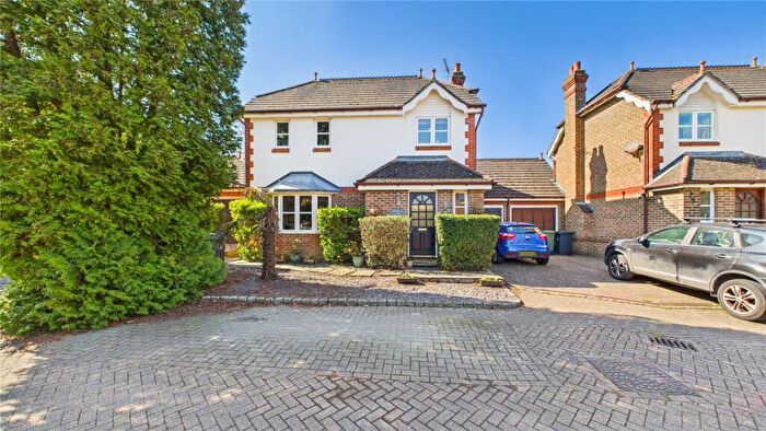 4 Bedroom Link Detached House For Sale In Mallards Way, Lightwater, Surrey, GU18