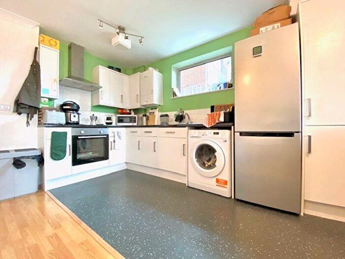 1 Bedroom Flat To Rent In Westmoreland Road, SE17