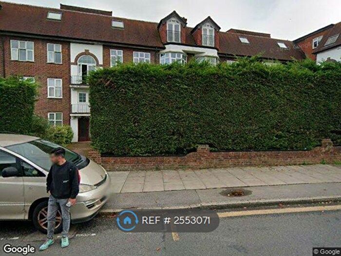 3 Bedroom Flat To Rent In Collingwood Court, Hendon, NW4