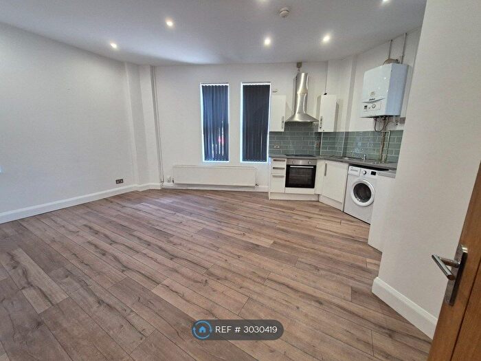 2 Bedroom Flat To Rent In Lower Cathedral Road, Cardiff, CF11