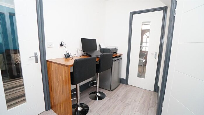 5 Bedroom Semi-Detached House For Sale In Fourth Avenue, Killinghall, Bradford, BD3