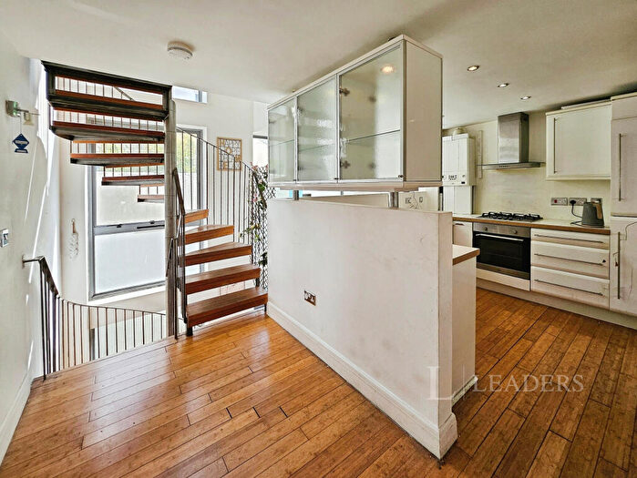 2 Bedroom Semi-Detached House To Rent In Holland Mews, BN3