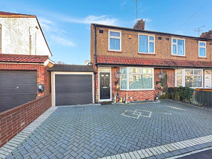 3 Bedroom End Of Terrace House For Sale In St. Michaels Avenue, Houghton Regis, LU5