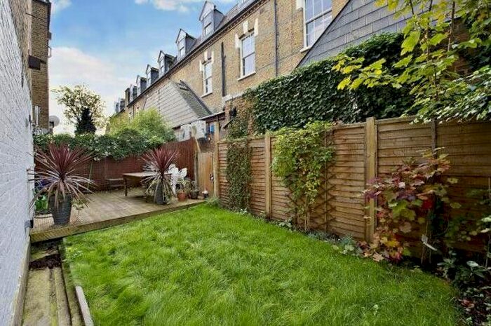 3 Bedroom Flat To Rent In Cato Road, London, SW4