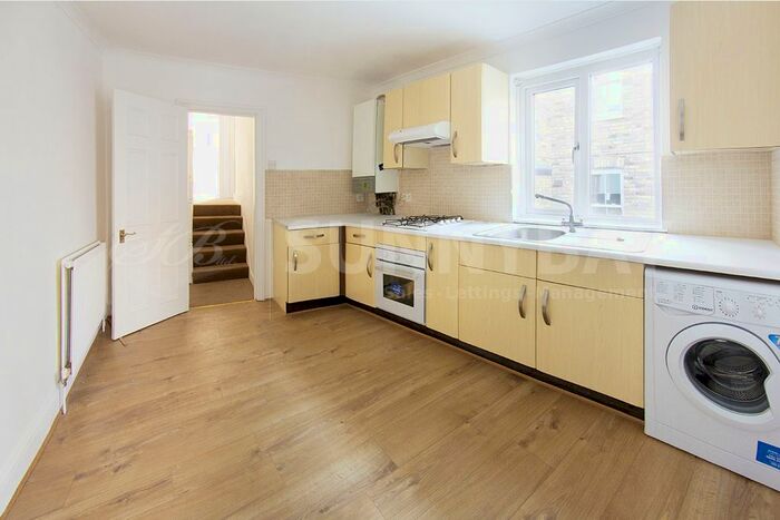1 Bedroom Flat To Rent In Landor Walk, Shepherds Bush, SW12