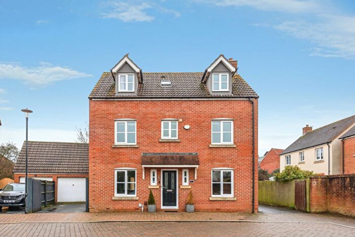 5 Bedroom Detached House For Sale In Apollo Close, Swindon, SN25