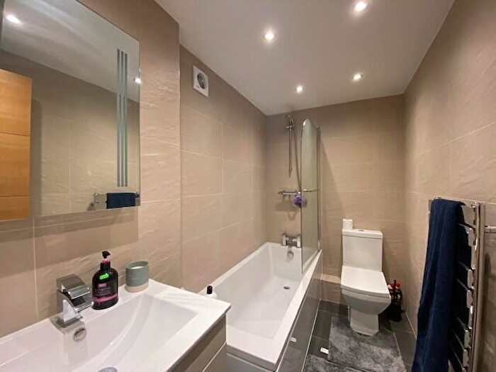 2 Bedroom Apartment To Rent In Pebble Lane, Aylesbury, HP20