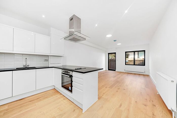 2 Bedroom Flat To Rent In Bethnal Green Road, London, E2