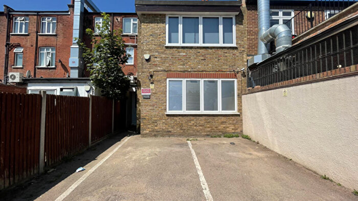 Flat To Rent In Green Lanes, Winchmore Hill, N21