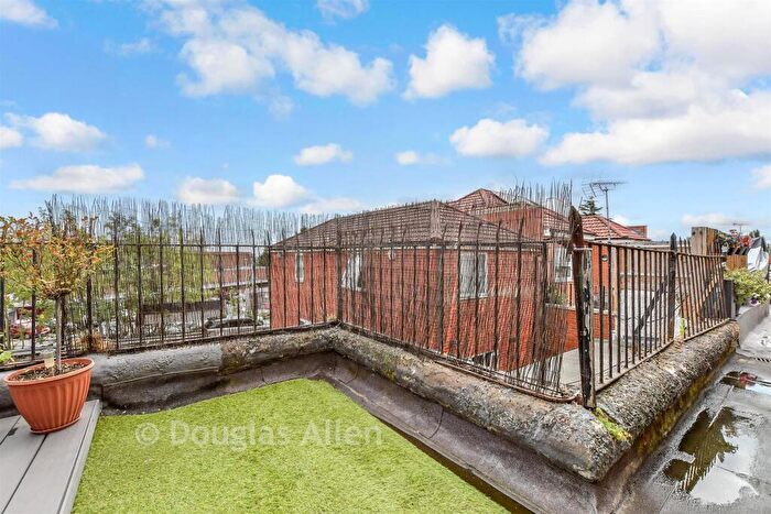 3 Bedroom Maisonette For Sale In High Road, South Woodford, E18