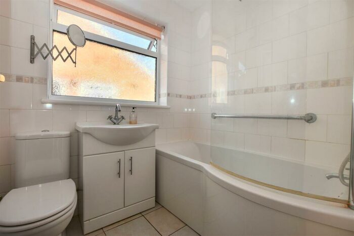 2 Bedroom Semi-Detached Bungalow For Sale In Scarrington Crescent, Hull, HU4