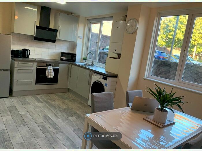 4 Bedroom Flat To Rent In Dowdeswell Close, London, SW15