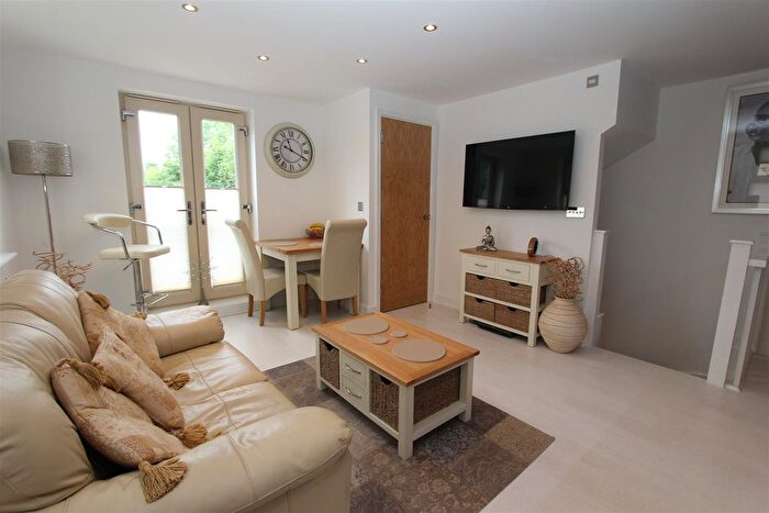 2 Bedroom Town House To Rent In Holts Crest Way, Leeds, LS12