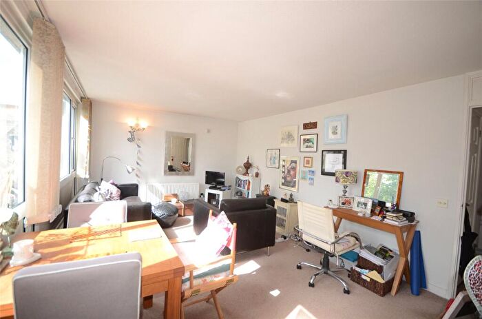 2 Bedroom Apartment For Sale In Athlone Square, Windsor, SL4