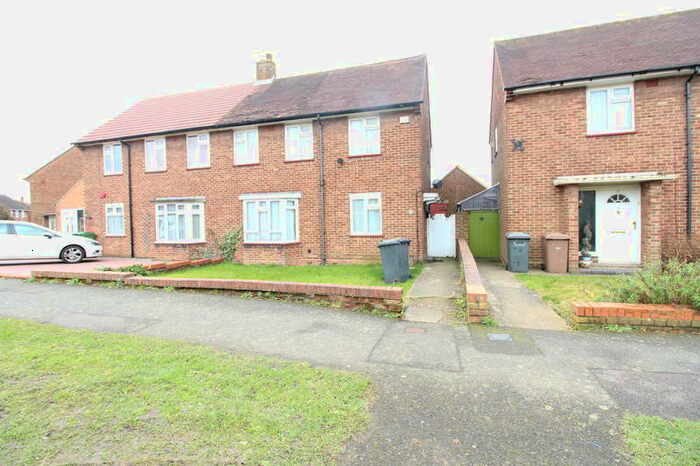 3 Bedroom Semi-Detached House To Rent In Cowridge Crescent - Available Now - 3 Bedroom House, LU2