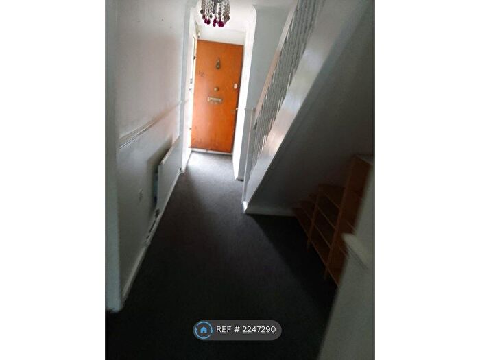 3 Bedroom Maisonette To Rent In Brion Place, London, E14