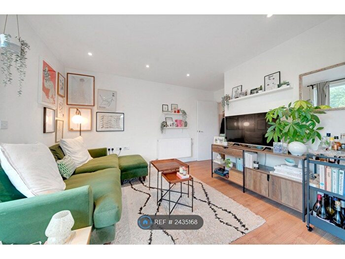 2 Bedroom Flat To Rent In St. James's Crescent, London, SW9