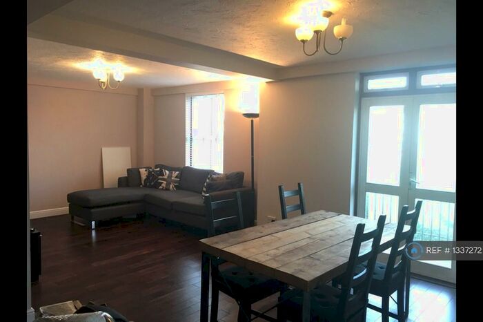 3 Bedroom Flat To Rent In Asturias Way, Southampton, SO14