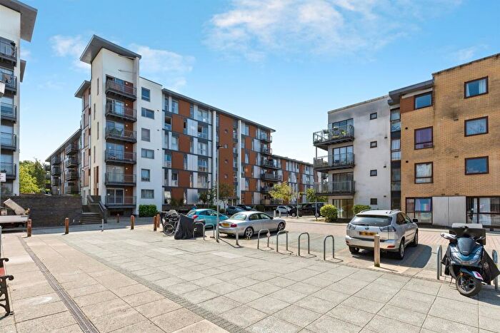 2 Bedroom Apartment For Sale In Commonwealth Drive, Crawley, RH10