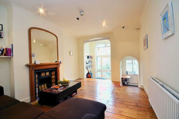 2 Bedroom Maisonette To Rent In Caledonian Road, Caledonian Road, London, N7