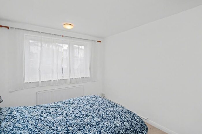 2 Bedroom Flat To Rent In Maple Road, Surbiton, KT6