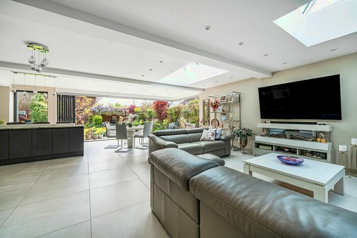 4 Bedroom Detached House For Sale In Village Road, Enfield, EN1