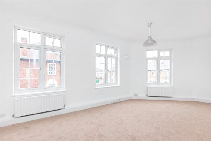 2 Bedroom Flat To Rent In Penrhyn Crescent, East Sheen, SW14