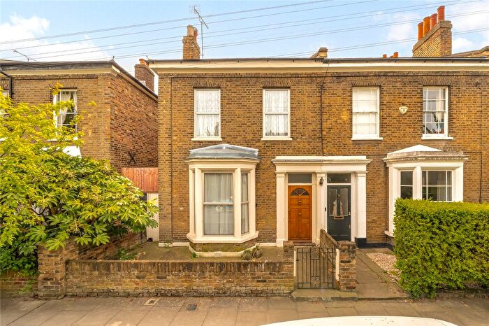 3 Bedroom Detached House For Sale In Lavender Grove, London, E8