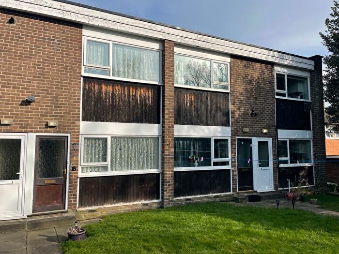 2 Bedroom Flat To Rent In Grove House Court, Leeds, West Yorkshire, LS8