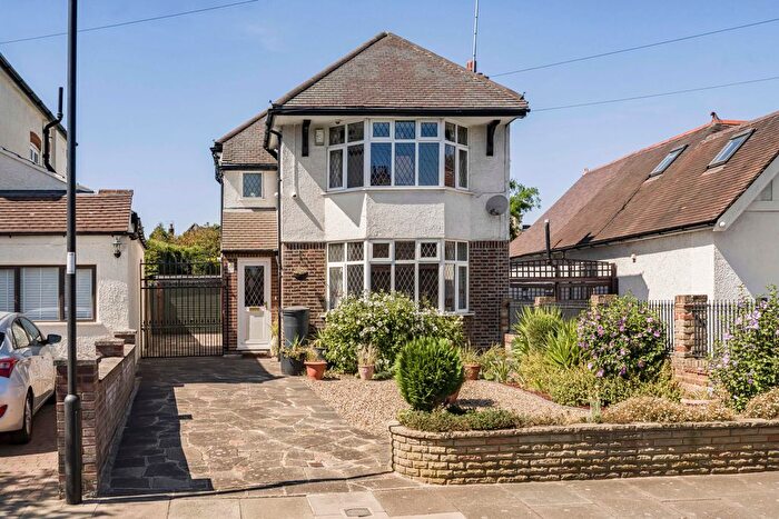 4 Bedroom Detached House For Sale In Queen Annes Grove, Enfield, EN1